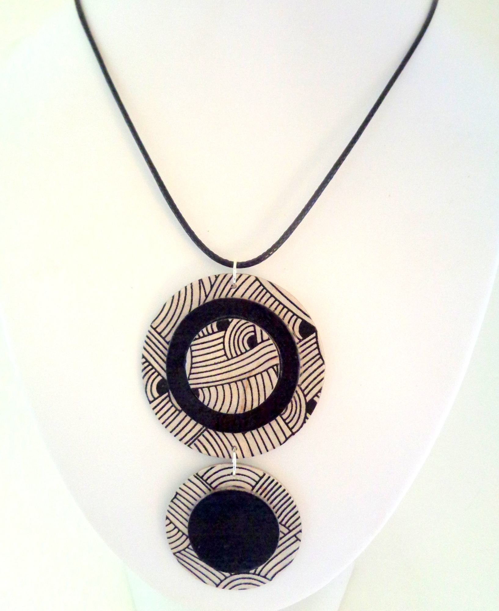 Pendentif long ronds en carton - "Blanc noeuds"/Noir – Image 2