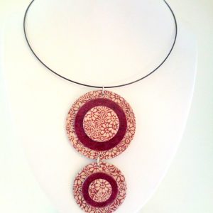 Pendentif long ronds en carton - Fleurs bordeaux/bordeaux – Image 4