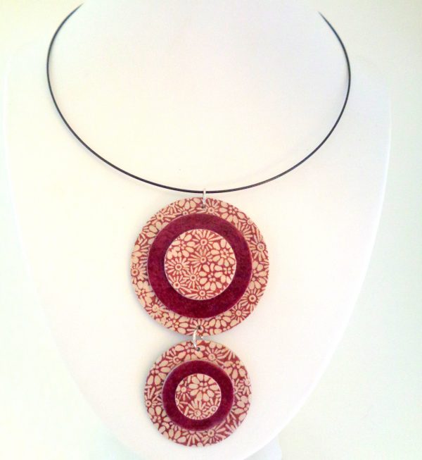 Pendentif long ronds en carton - Fleurs bordeaux/bordeaux