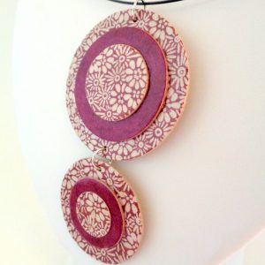 Pendentif long ronds en carton - Fleurs bordeaux/bordeaux – Image 3