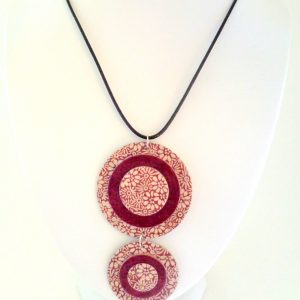 Pendentif long ronds en carton - Fleurs bordeaux/bordeaux – Image 2