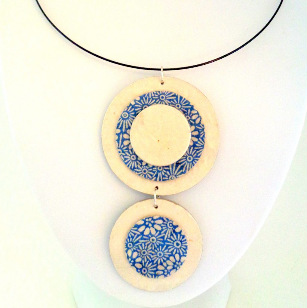 Pendentif long ronds en carton - Blanc/Fleurs "bleu porcelaine"