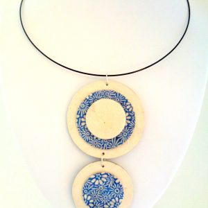 Pendentif long ronds en carton - Blanc/Fleurs "bleu porcelaine" – Image 4