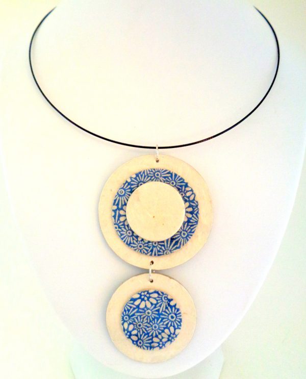 Pendentif long ronds en carton - Blanc/Fleurs "bleu porcelaine"