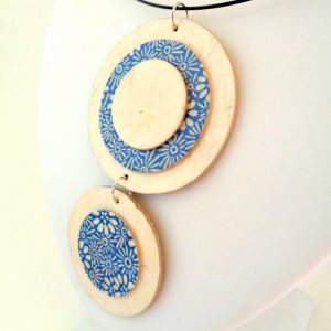 Pendentif long ronds en carton - Blanc/Fleurs "bleu porcelaine" – Image 3