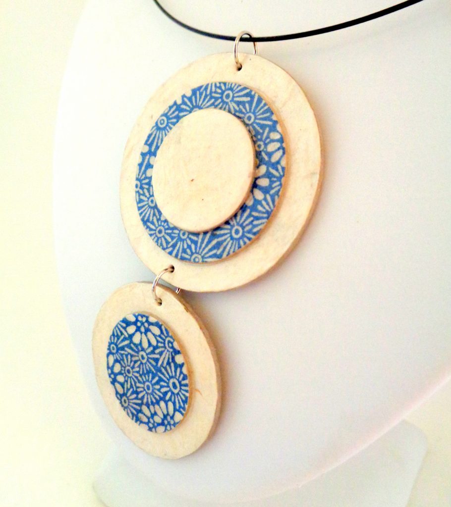 Pendentif long ronds en carton - Blanc/Fleurs "bleu porcelaine"