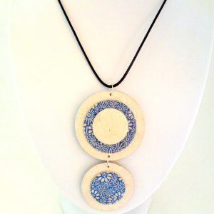 Pendentif long ronds en carton - Blanc/Fleurs "bleu porcelaine" – Image 2