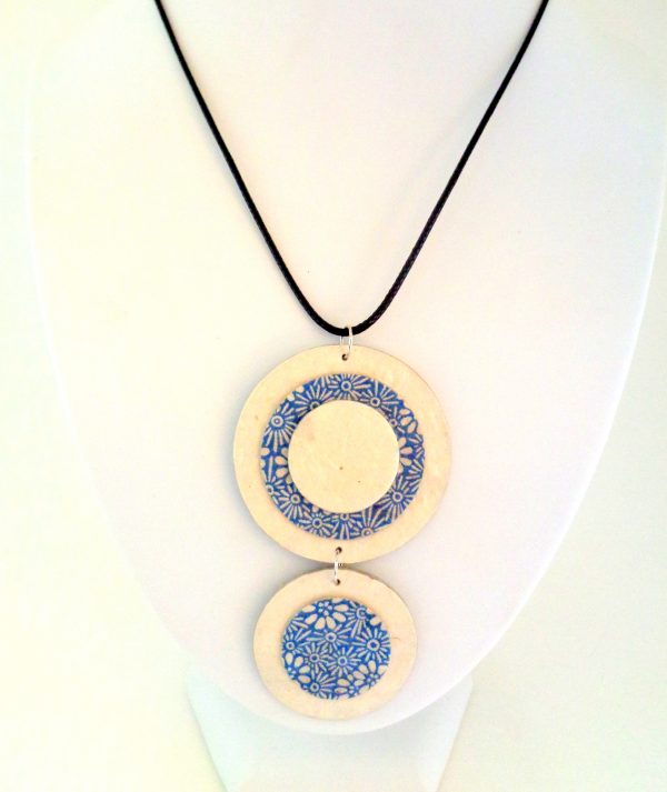 Pendentif long ronds en carton - Blanc/Fleurs "bleu porcelaine"
