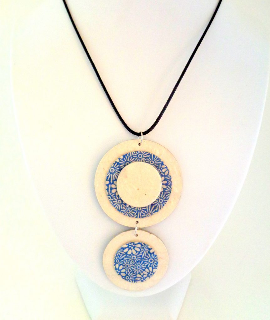 Pendentif long ronds en carton - Blanc/Fleurs "bleu porcelaine"