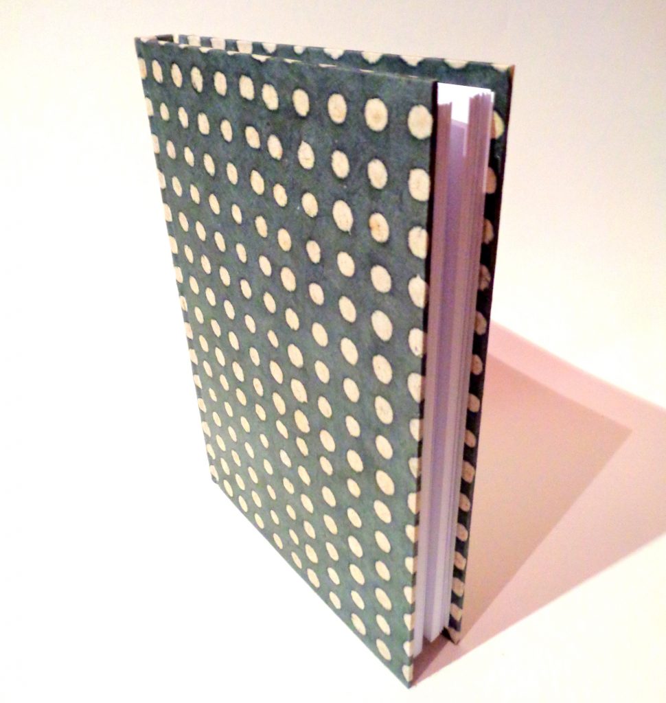 Carnet A5 - 15,5 cm X 22 cm - "Gris à pois blancs" - 160 pages blanches