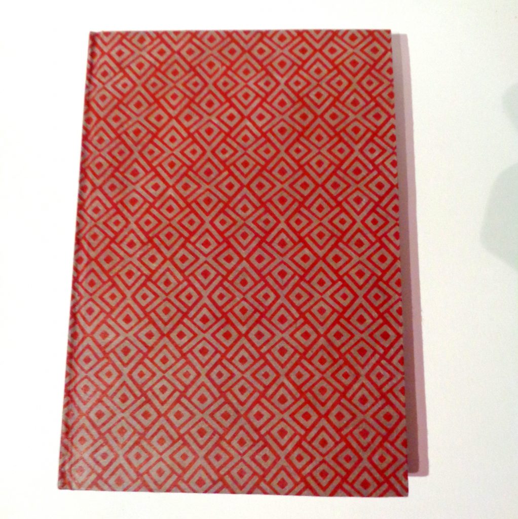Carnet A5 - 15,5 cm X 22 cm - "Gris et losange rouge" - 160 pages blanches