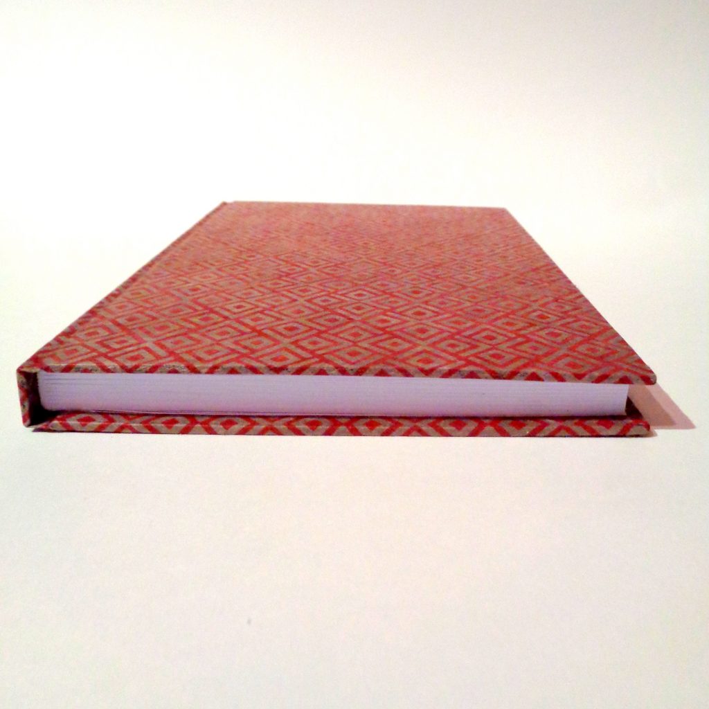 Carnet A5 - 15,5 cm X 22 cm - "Gris et losange rouge" - 160 pages blanches