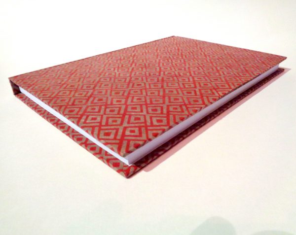 Carnet A5 - 15,5 cm X 22 cm - "Gris et losange rouge" - 160 pages blanches