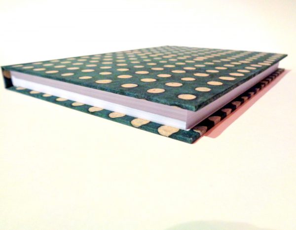 Carnet A5 - 15,5 cm X 22 cm - "Vert à pois blancs" - 160 pages blanches -