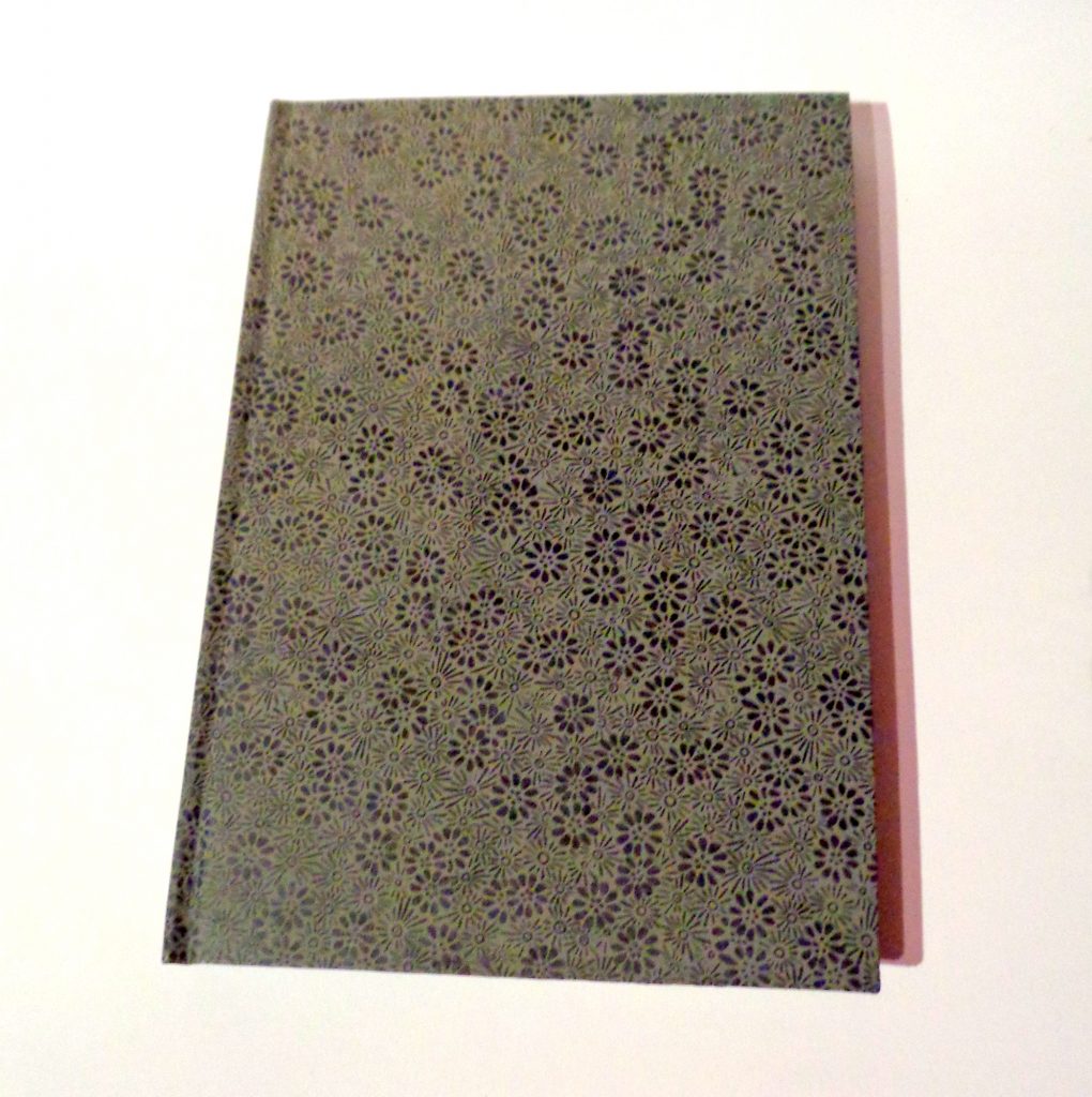 Carnet A5 - 15,5 cm X 22 cm - "Gris à fleurs" - 160 pages blanches