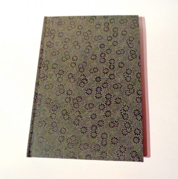 Carnet A5 - 15,5 cm X 22 cm - "Gris à fleurs" - 160 pages blanches