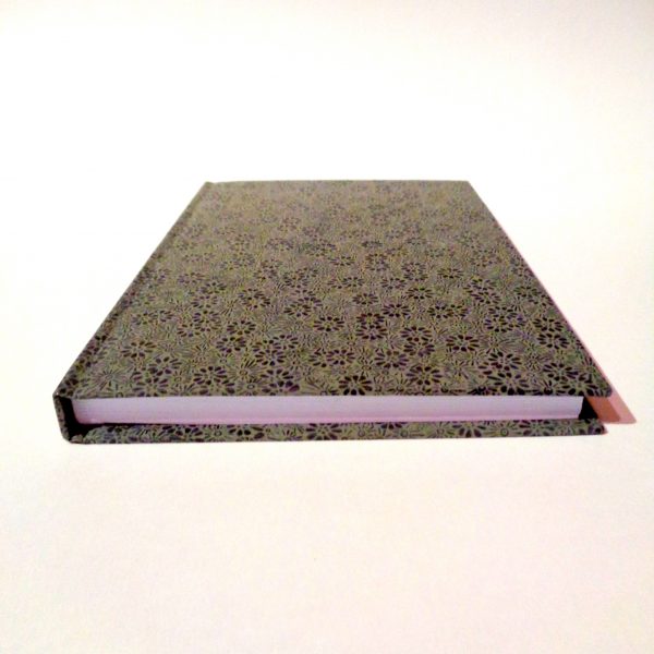 Carnet A5 - 15,5 cm X 22 cm - "Gris à fleurs" - 160 pages blanches