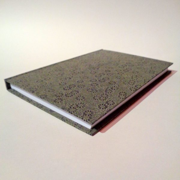 Carnet A5 - 15,5 cm X 22 cm - "Gris à fleurs" - 160 pages blanches