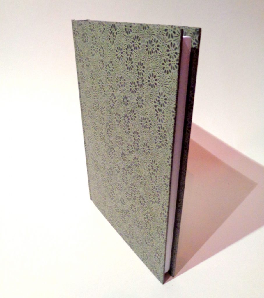 Carnet A5 - 15,5 cm X 22 cm - "Gris à fleurs" - 160 pages blanches