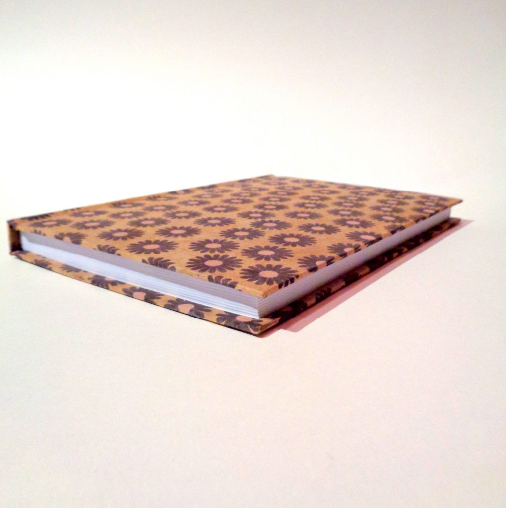 Carnet A5 - 15,5 cm X 22 cm - "Marguerites marron" - 160 pages blanches -
