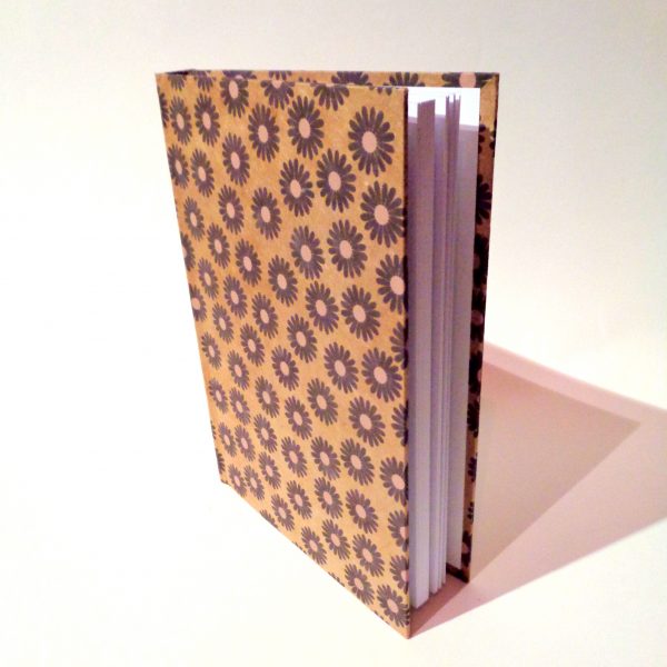 Carnet A5 - 15,5 cm X 22 cm - "Marguerites marron" - 160 pages blanches -