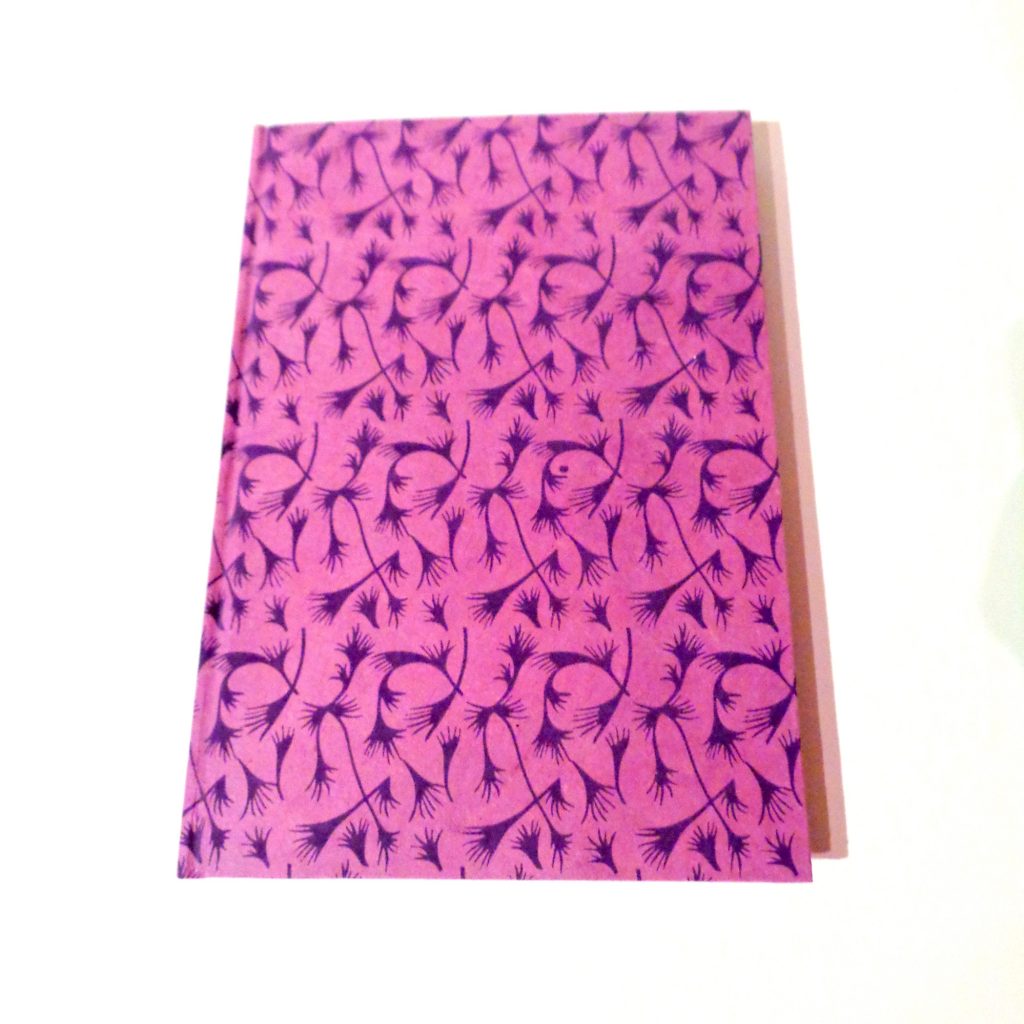Carnet A5 - 15,5 cm X 22 cm - "Mauve à motifs violet" - 160 pages blanches