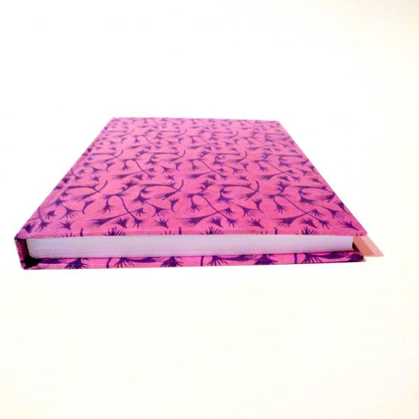 Carnet A5 - 15,5 cm X 22 cm - "Mauve à motifs violet" - 160 pages blanches