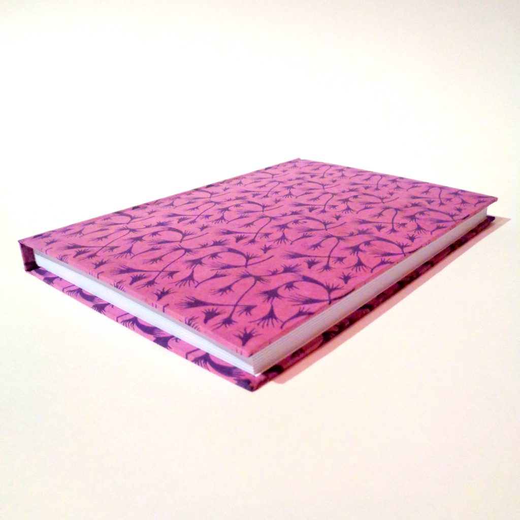 Carnet A5 - 15,5 cm X 22 cm - "Mauve à motifs violet" - 160 pages blanches