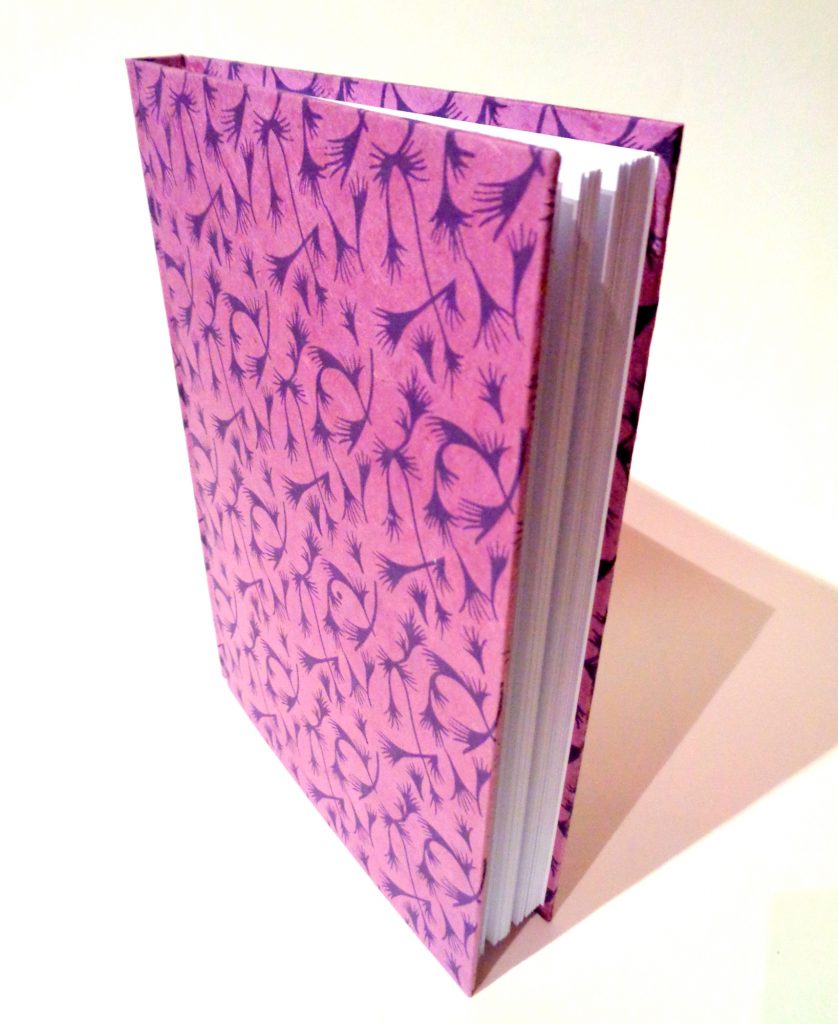 Carnet A5 - 15,5 cm X 22 cm - "Mauve à motifs violet" - 160 pages blanches