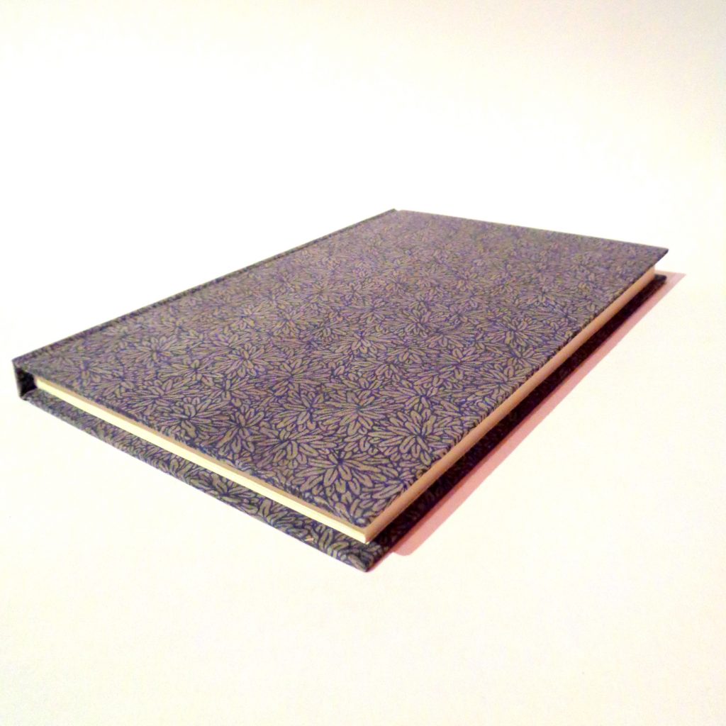 Carnet A5 - 15,5 cm X 22 cm - "Grosses fleurs bleues"- 144 pages
