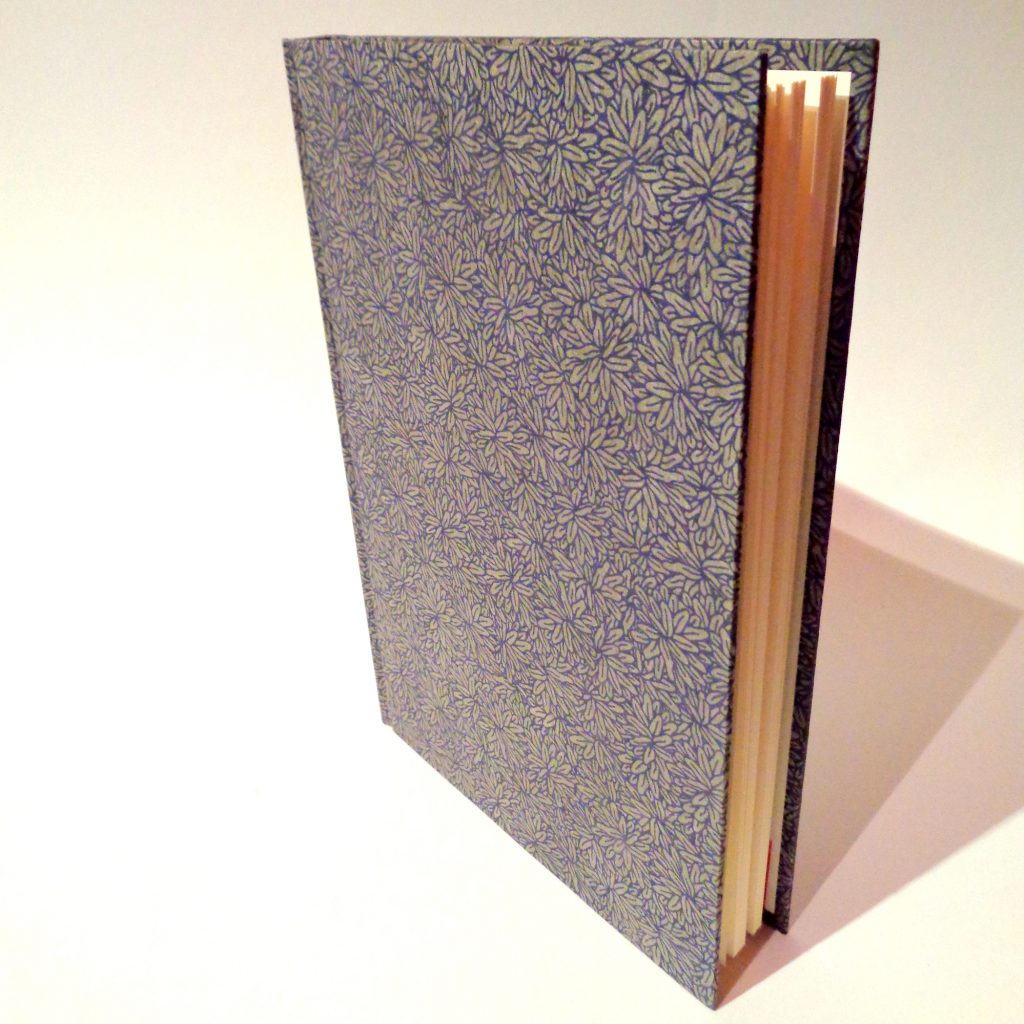 Carnet A5 - 15,5 cm X 22 cm - "Grosses fleurs bleues"- 144 pages