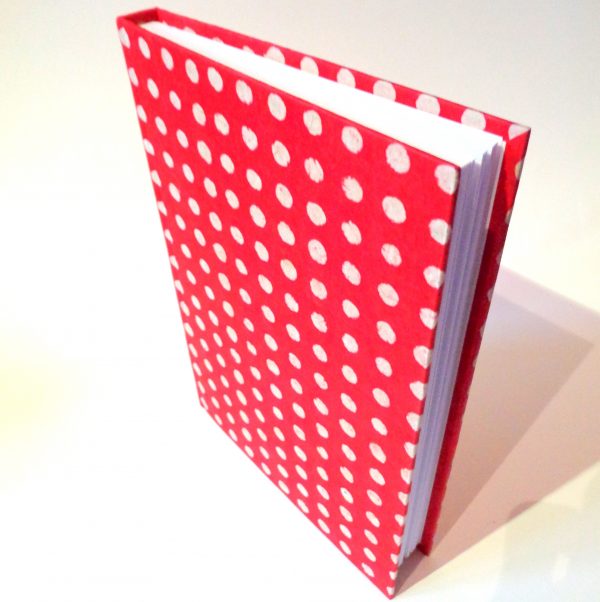 Carnet A5 - 15,5 cm X 22 cm - "Rouge à pois blancs" - 160 pages blanches -