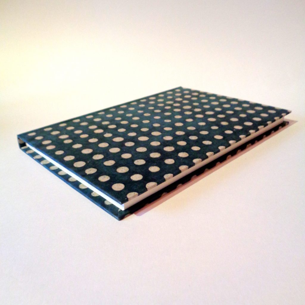 Carnet A5 - 15,5 cm X 22 cm - "Vert à pois blancs" - 160 pages blanches -