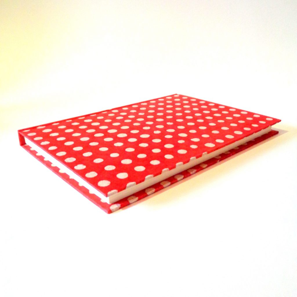 Carnet A5 - 15,5 cm X 22 cm - "Rouge à pois blancs" - 144 pages