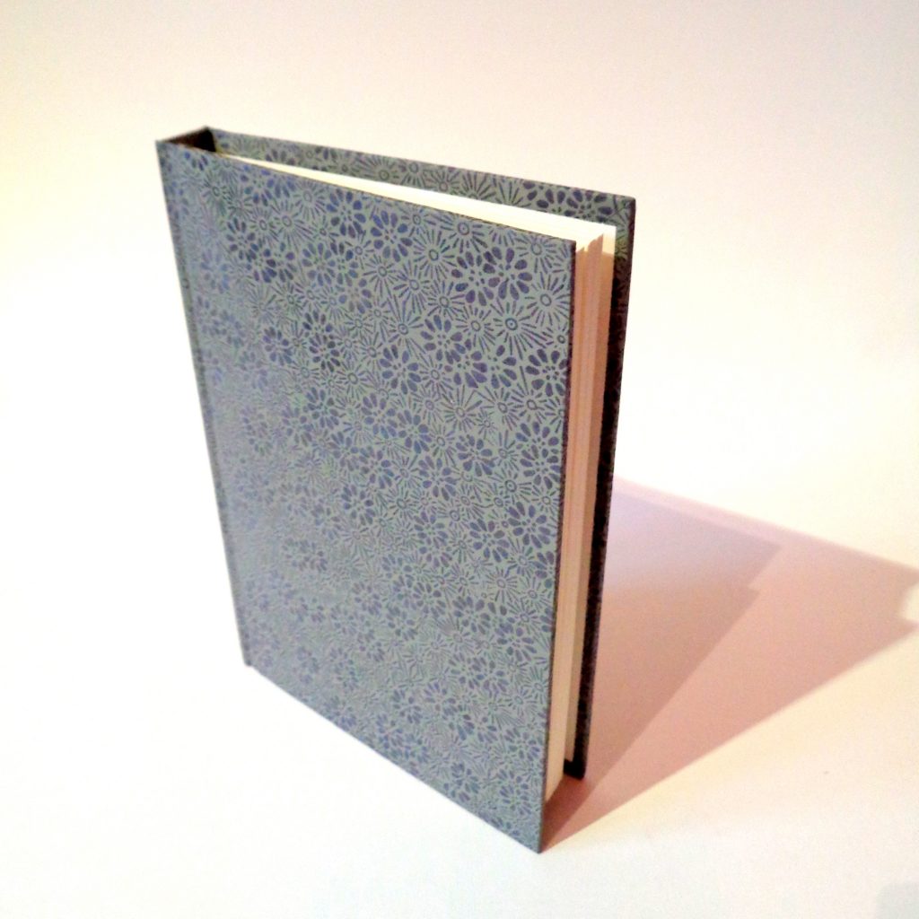 Carnet de poche - 11 cm x 16 cm - "Gris à fleurs" - 144 pages
