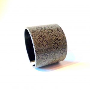 Bracelet manchette en carton - Gris à fleurs – Image 2