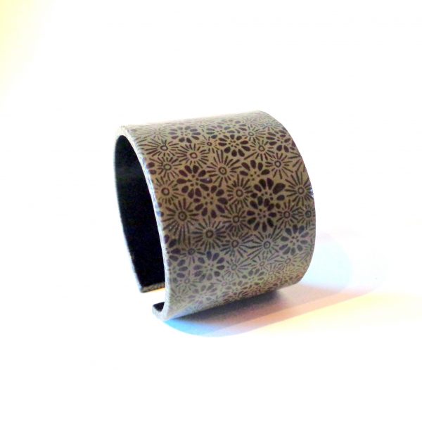 Bracelet manchette en carton - Gris à fleurs