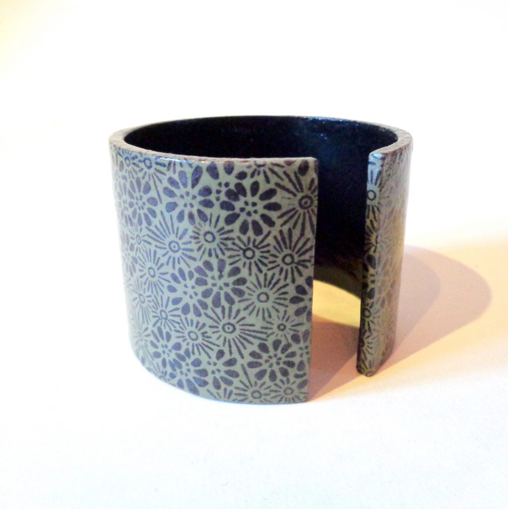 Bracelet manchette en carton - Gris à fleurs