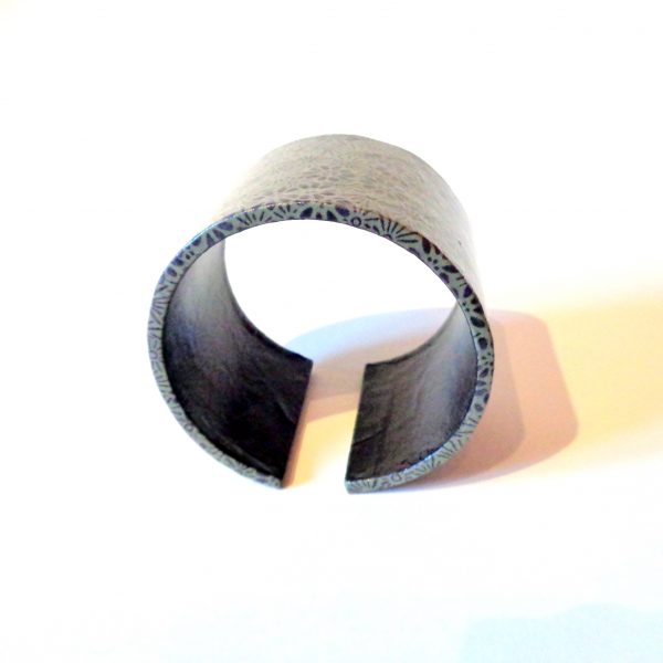 Bracelet manchette en carton - Gris à fleurs