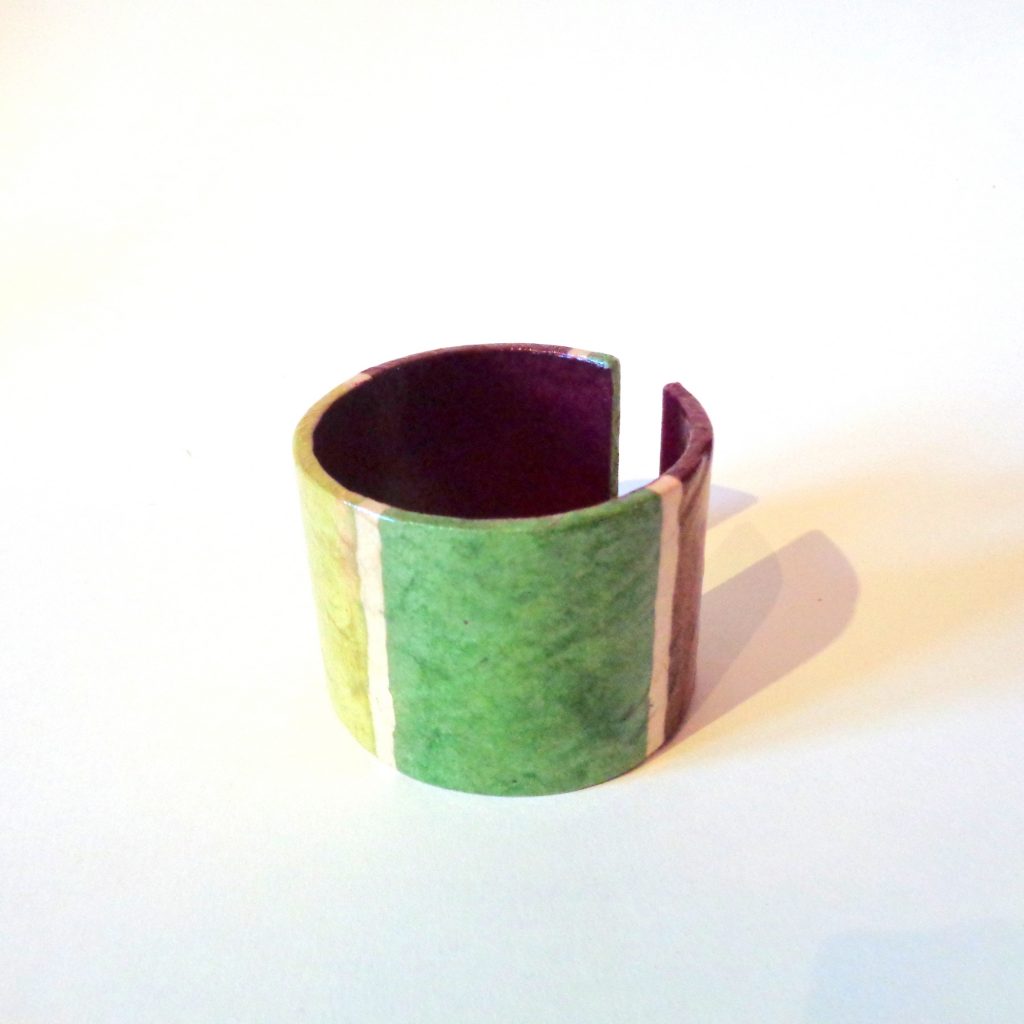 Bracelet manchette en carton - Bordeaux et vert à rayures