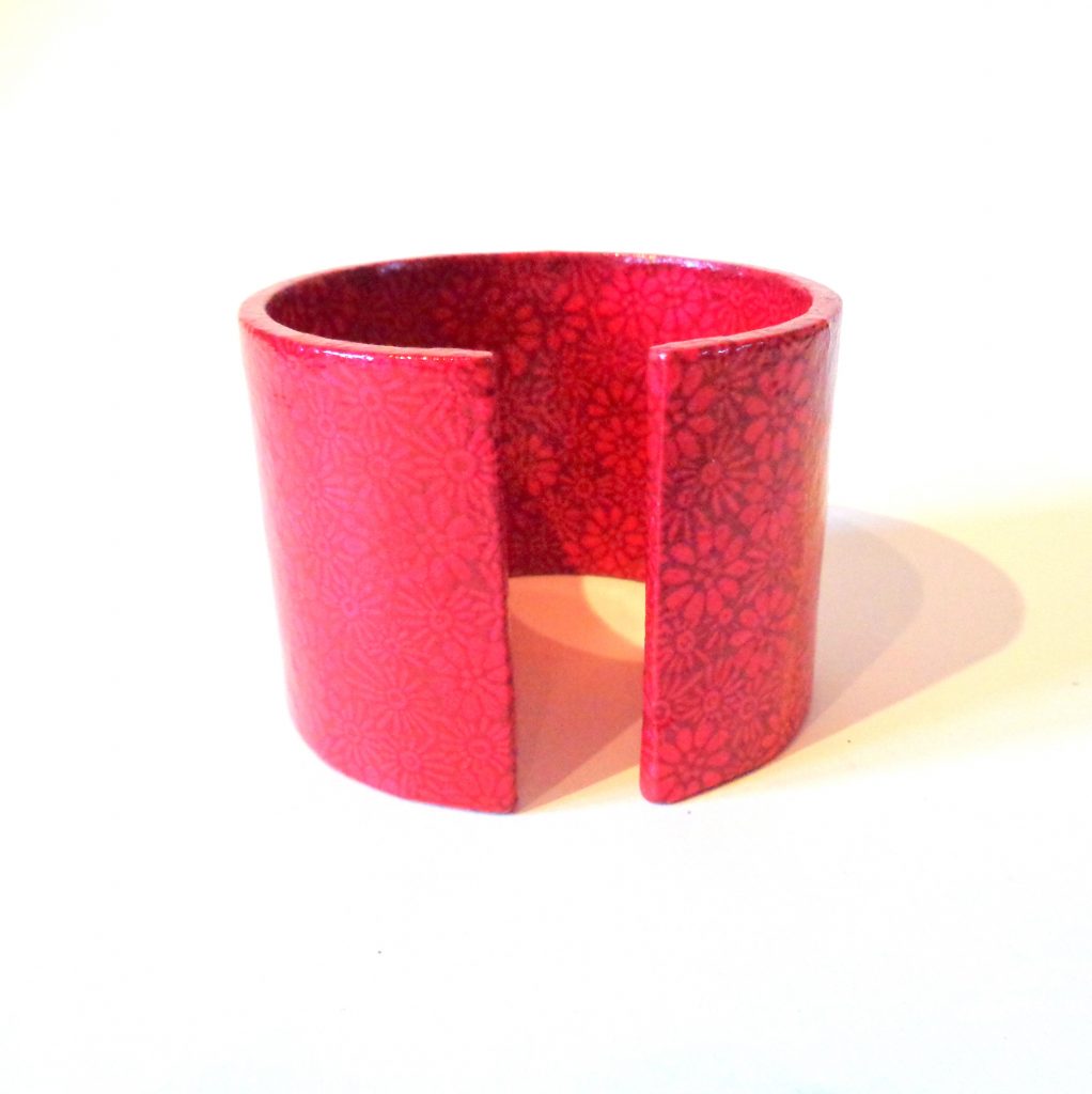 Bracelet manchette en carton - Rouge à fleurs