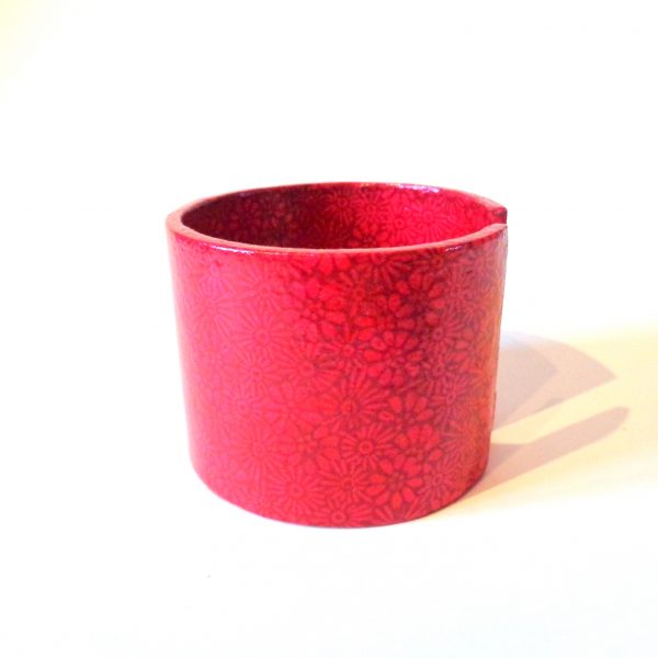 Bracelet manchette en carton - Rouge à fleurs