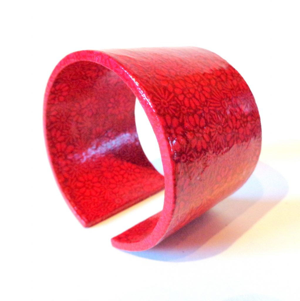 Bracelet manchette en carton - Rouge à fleurs