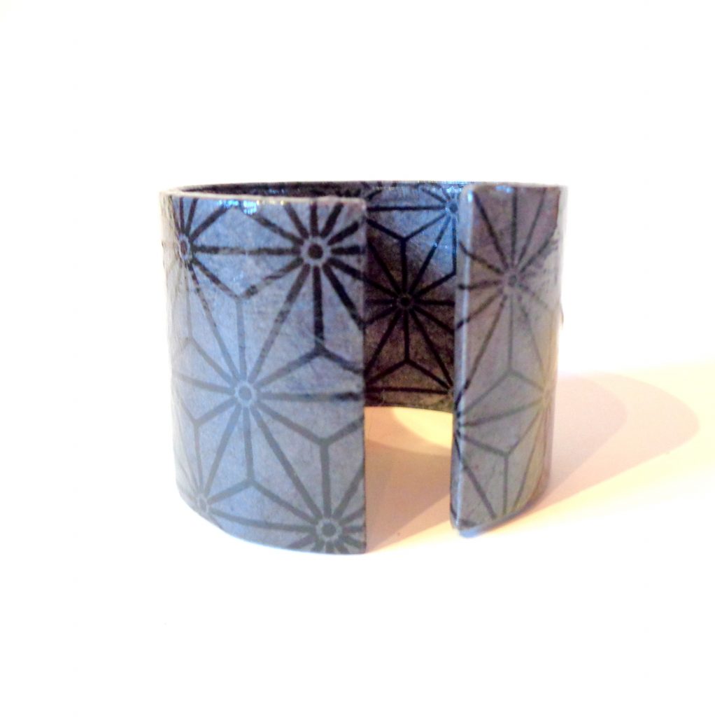 Bracelet manchette en carton - Gris à motifs noirs