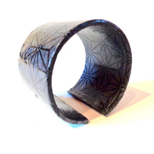 Bracelet manchette en carton - Gris à motifs noirs