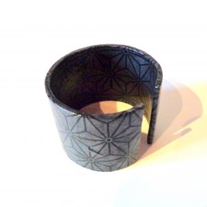 Bracelet manchette en carton - Gris à motifs noirs – Image 2