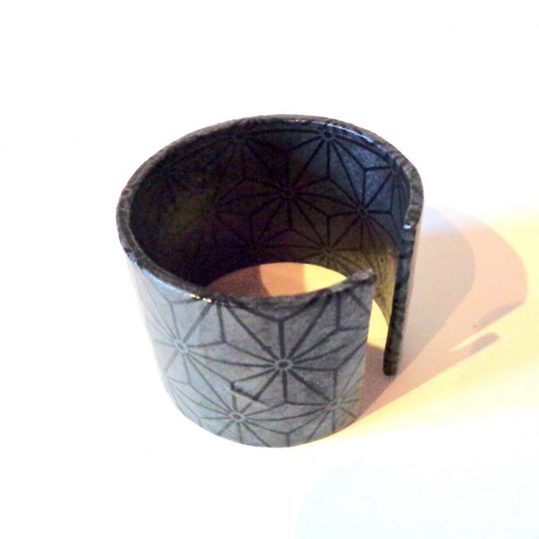 Bracelet manchette en carton - Gris à motifs noirs