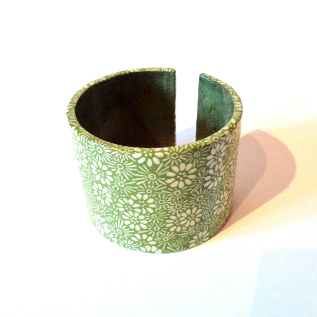 Bracelet manchette en carton - Vert à fleurs