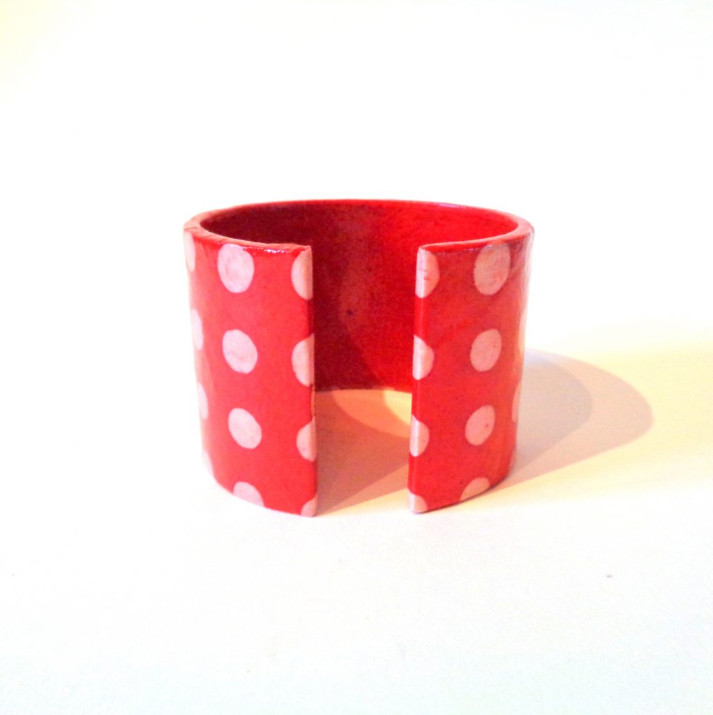 Bracelet manchette en carton - Rouge à pois blancs