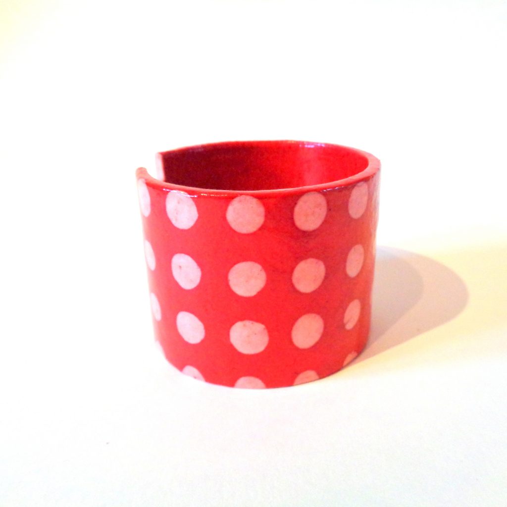 Bracelet manchette en carton - Rouge à pois blancs